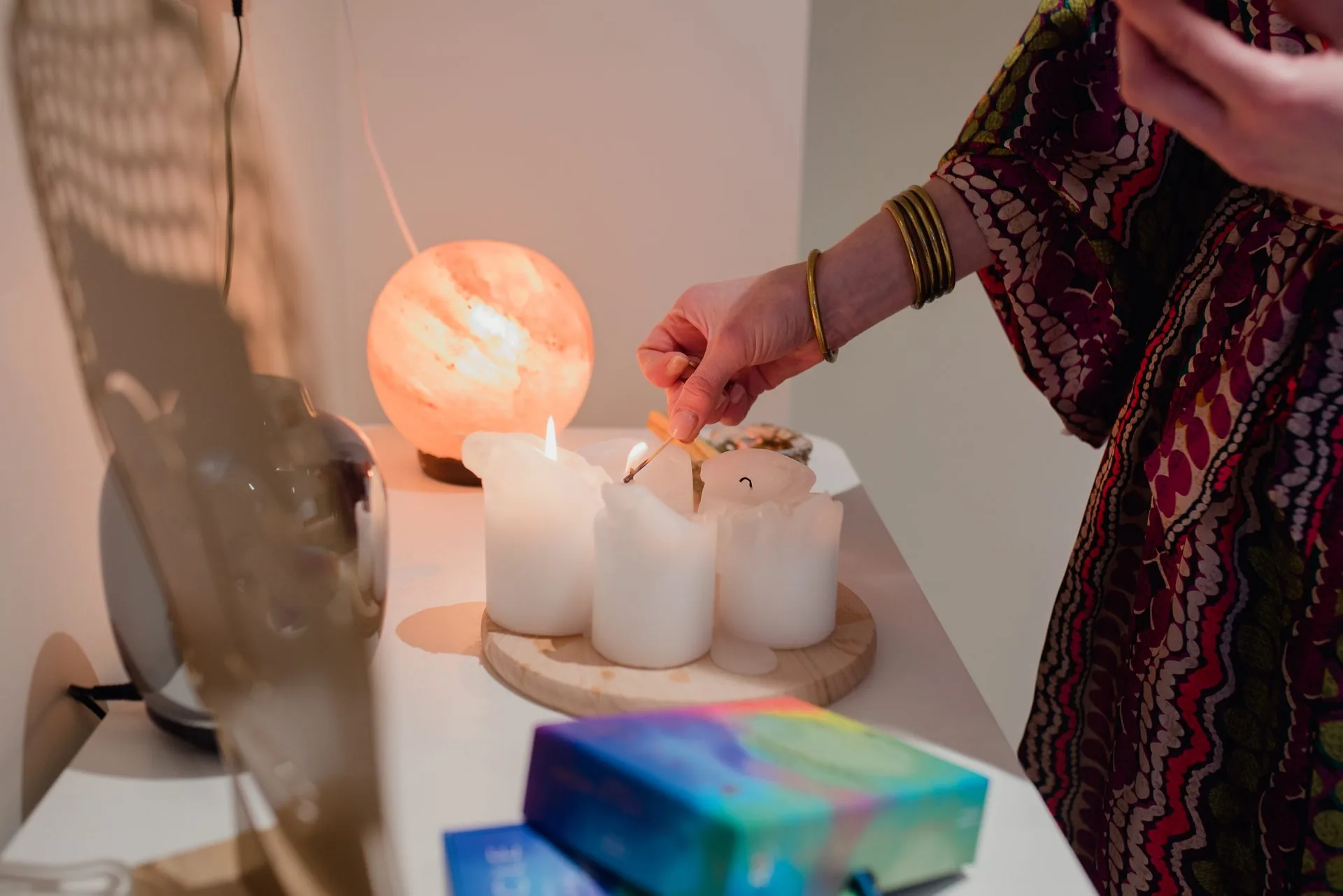 Bougies allumées près d'une lampe de sel
